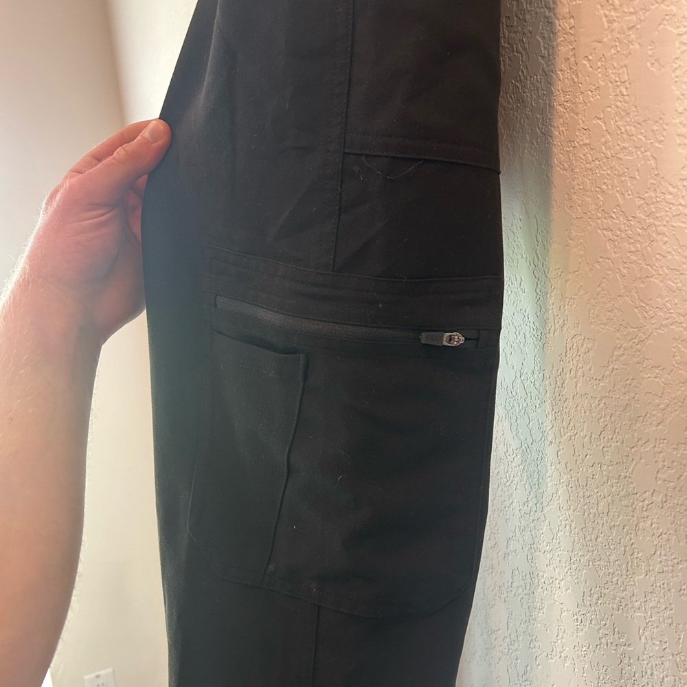 Figs cargo scrub bottoms, large (new, never worn) $30 - Picture 4 of 5